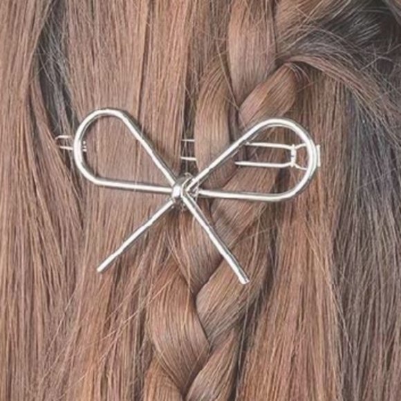 Brandy Melville Accessories - Brandy Melville Silver Metal Bow Knot Hair Clip